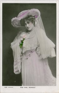 Beroemdheden van het podium: Miss Sybil Arundale, ca. 1903-08 door English Photographer
